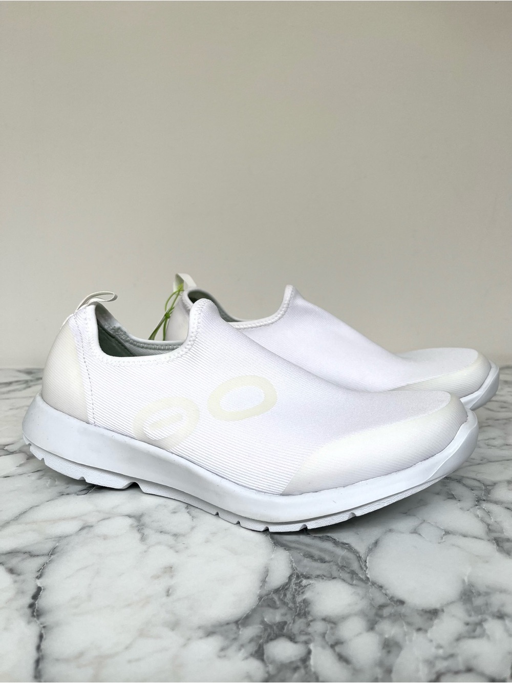OOFOS OOmg sport low slip on white sneakers woman’s size 9.5 NWT